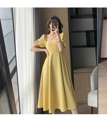 Юбка-трапеция с квадратным вырезом на талии и пышными рукавами 