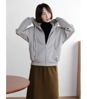 Kurtka z kapturem w kolorze jasnego khaki, zapinana na zamek