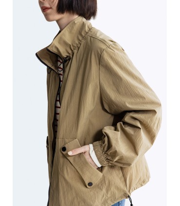 Jaqueta estilo esportivo com gola alta e casaco curto