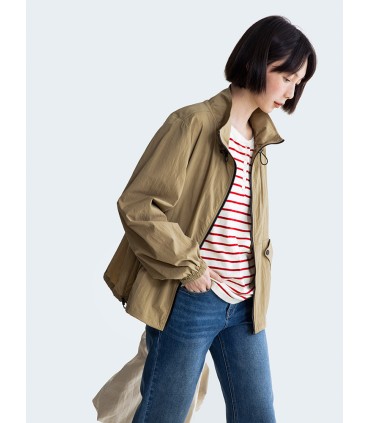 Jaqueta estilo esportivo com gola alta e casaco curto