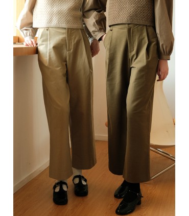 Hohe Taille, zwei Knöpfe, breite, plissierte, locker geschnittene Hose 