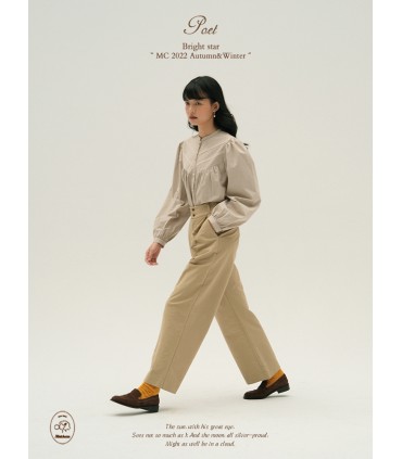 Hohe Taille, zwei Knöpfe, breite, plissierte, locker geschnittene Hose 