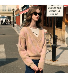 Maglione spesso peloso con scollo a V da ragazza francese