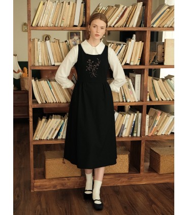 Großes Sommerkleid mit U-Ausschnitt und dunkler Rosenstickerei