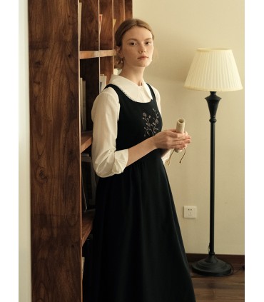 Großes Sommerkleid mit U-Ausschnitt und dunkler Rosenstickerei