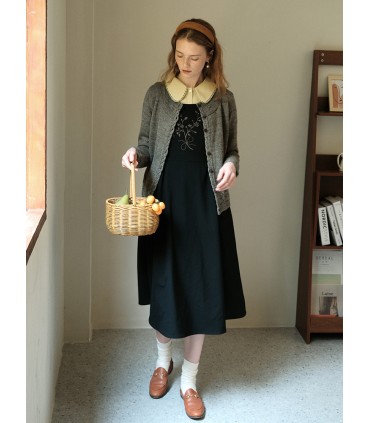 Großes Sommerkleid mit U-Ausschnitt und dunkler Rosenstickerei