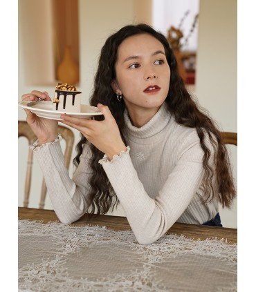 シンプルで優しいオールマッチハイネックボトムスシャツ