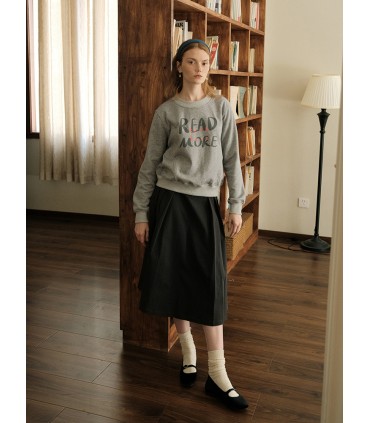 Camisola curta com design de letras divididas 